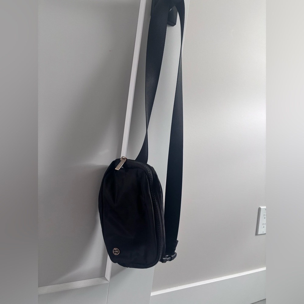 🖤 lululemon black crossbody (1L) small size